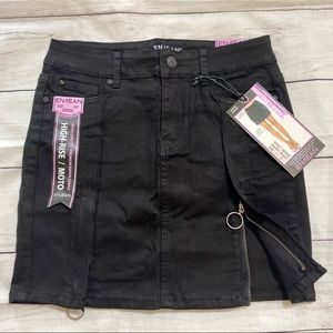Black Front Dual Pull Ring Zipper Denim Mini Skirt